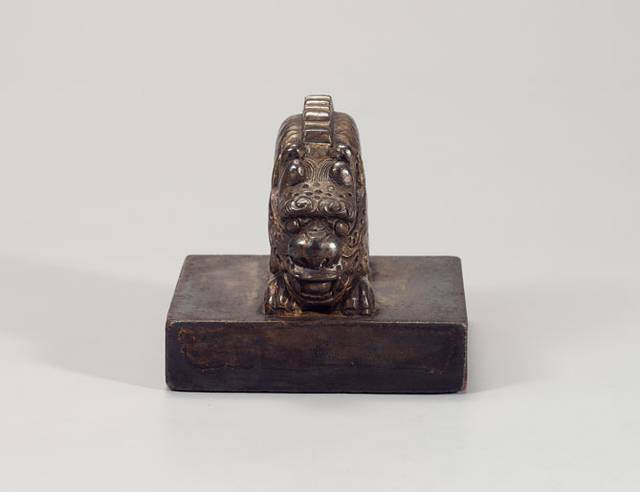 [서울=뉴시스] 문화재청(청장 김현모)은 2019년 미국에서 환수한 19세기 '국새 대군주보'를 비롯해 1946년 일본에서 환수한 대한제국기 '국새 제고지보', '국새 칙명지보', '국새 대원수보' 등 4과, 고려 시대 금속공예 기술의 절정을 보여주는 '서울 영국사지 출토 의식공양구 일괄'을 비롯해 조선 초기 음식조리서인 '수운잡방', 불경 '예념미타도량참법 권1~5' 등 총 7건을 보물로 지정했다고 24일 밝혔다. 사진은 국새 칙명지보. (사진=문화재청 제공) 2021.08.24. photo@newsis.com *재판매 및 DB 금지