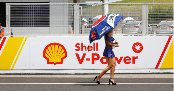 사진= 스폰서명이 붙은 양산을 쓰고있는 레이싱 모델, 해외에서는 umbrella girl이라고도 부른다. motogp&nbsp;