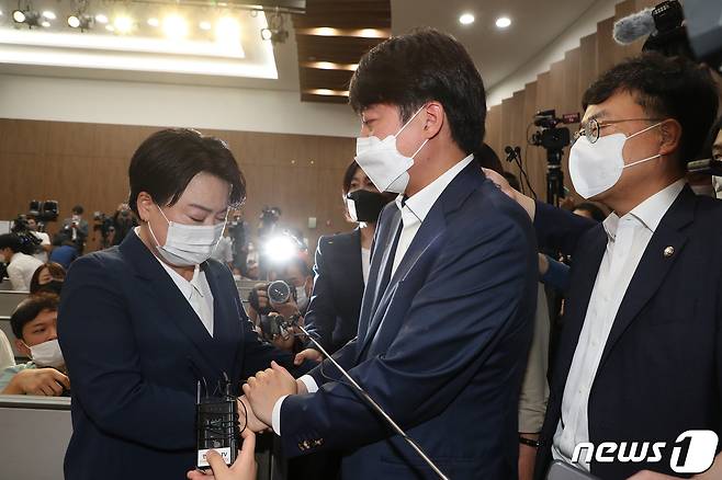 25일 국회 소통관에서 국민권익위원회의 부동산 전수조사에서 농지법 위반 의혹이 제기된 의혹으로 윤희숙 국민의힘 의원이 의원직 사퇴를 선언한 가운데 이준석 대표가 기자회견장으로 찾아와 윤 의원을 만류하고 있다. 2021.8.25/뉴스1 © News1 이동해 기자