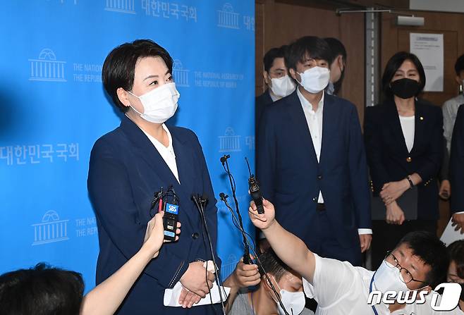 국민의힘 대선주자인 윤희숙 의원이 25일 오전 국회 소통관에서 기자회견을 열고 대선 경선 및 의원직 사퇴 의사를 밝힌 뒤 질의에 답하고 있다. 윤 의원은 이날 기자회견을 통해 "전 이 시간 부로 대통령 후보 경선을 향한 여정을 멈추겠다＂며 ＂또 국회의원직도 다시 서초갑 지역구민과 국민들께 돌려드리겠다＂고 말했다. 2021.8.25/뉴스1 © News1 이동해 기자