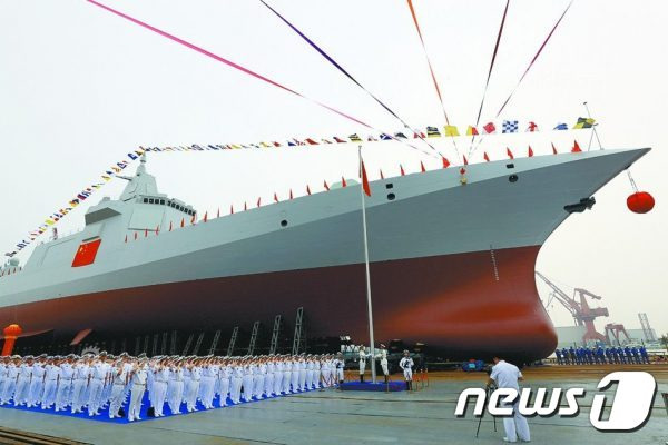 중국 인민해방군이 첫 차세대 구축함 '055형을 진수시키고 있다. (인민해방군 제공) © News1