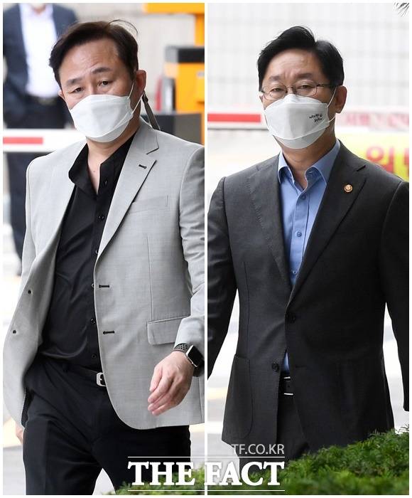 '패스트트랙 충돌' 사건으로 재판을 받고 있는 표창원 전 더불어민주당 의원(왼쪽)과 박범계 법무부 장관이 25일 오후 서울 양천구 서울남부지방법원에서 열린 공판에 출석하고 있다. / 남용희 기자