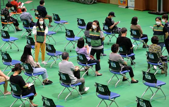 지난 19일 대전의 한 예방접종센터에서 의료진에게 백신을 접종받은 시민들이 이상반응 관찰을 위해 휴식하고 있다. 프리랜서 김성태