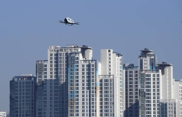서울 마포대교 남단에서 서울시와 국토교통부가 주최한 '도심항공교통 서울 실증' 행사에서 미래 교통수단인 '유인용 드론 택시'가 상공을 날고 있다. 사람이 탈 수 있는 드론택시가 실제 하늘을 비행한 것은 국내 최초다. /한경DB