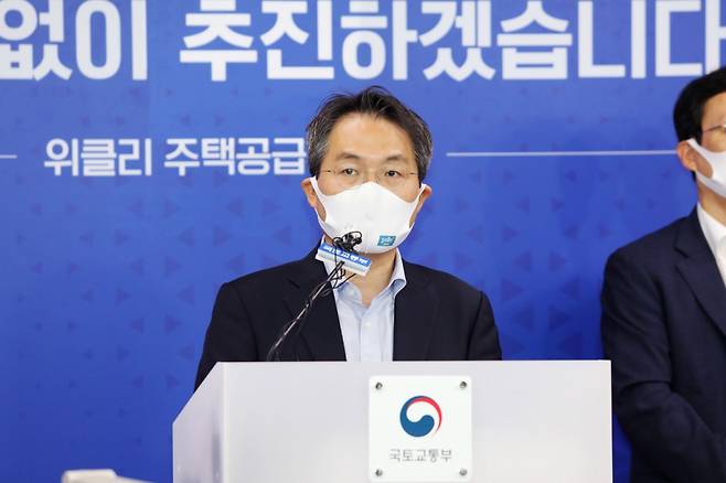 김영한 국토부 주택정책관이 제16차 위클리 주택공급 브리핑에서 기자의 질문에 답하고 있다. /사진제공=국토부