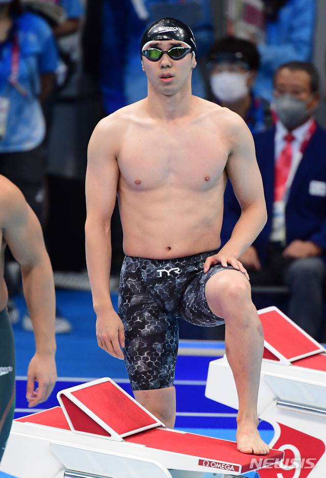 [도쿄(일본)=뉴시스] 사진공동취재단 = 25일 오후 도쿄 아쿠아틱센터에서 열린 2020 도쿄 패럴림픽 수영 남자 100m 접영(S14) 결승전에 출전한 한국 조원상이 레이스를 준비하고 있다. 2021.08.25. photo@newsis.com