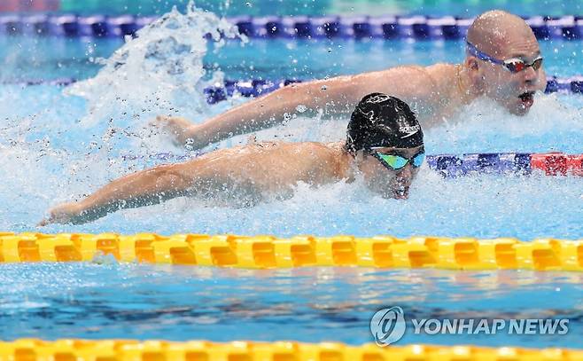 [패럴림픽]물살 가르는 조원상 (도쿄=연합뉴스) 서명곤 기자 = 25일 오전 일본 도쿄 아쿠아틱센터에서 열린 2020 도쿄 패럴림픽 수영 남자 접영(S14) 100m 예선에서 조원상이 힘차게 물살을 가르고 있다. 2021.8.25 seephoto@yna.co.kr