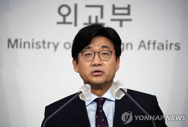 국내 이송 아프간 협력자 관련 발표 (서울=연합뉴스) 김승두 기자 = 최종문 외교부 2차관이 25일 서울 종로구 도렴동 외교부 브리핑실에서 아프간 현지인 조력자 국내 이송 관련한 발표를 하고 있다. 2021.8.25 kimsdoo@yna.co.kr