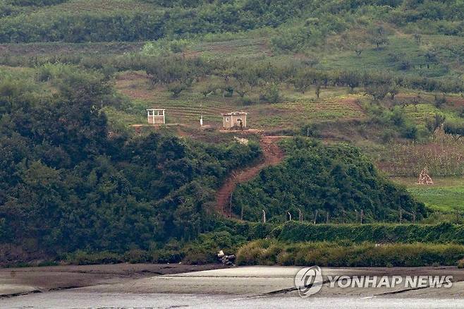 한미연합훈련이 진행 중인 지난 20일 경기도 파주시 오두산 통일전망대에서 바라본 북한 황해북도 개풍군 임진강변 초소에서 북한군이 이동하고 있다. [연합뉴스 자료사진]