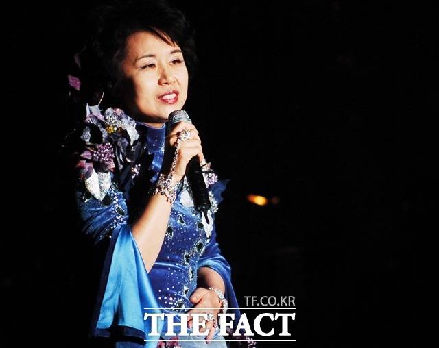 심수봉의 인생곡 '그때 그사람'은 한 설문조사에서 '여자이니까' '젊은 태양' '남자는 배 여자는 항구' '백만송이 장미' 등 그의 주옥같은 히트곡을 제치고 대중이 가장 좋아하는 대중가요로 꼽히기도 했다. /더팩트 DB