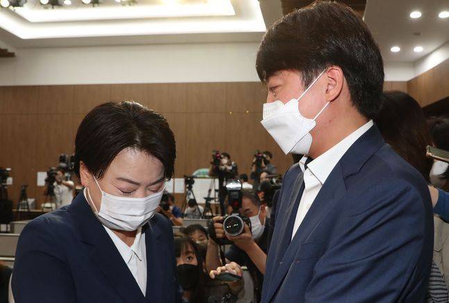 25일 국회 소통관에서 국민권익위원회의 부동산 전수조사에서 농지법 위반 의혹이 제기된 의혹으로 국민의힘 윤희숙 의원이 의원직 사퇴를 선언한 가운데 이준석 대표가 기자회견장으로 찾아와 윤 의원을 만류하며 눈물을 흘리고 있다. ⓒ데일리안 박항구 기자