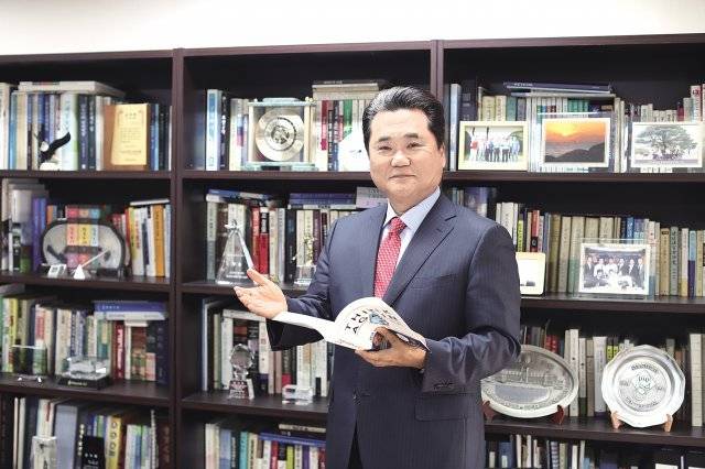 채정석 중앙교우회장은 “명문 사학의 전통을 이어오고 있는 중앙고를 자율형사립고로 더욱 발전시키기 위해 교우회가 재단법인을 세워 다양한 지원을 펼쳐나가겠다”고 밝혔다.