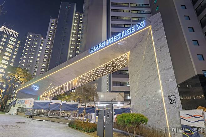 경사지에 위치한 지형적 약점을 극복한 사례. 마포 염리3구역을 재개발한 마포프레스티지자이의 문주. [GS건설 제공]