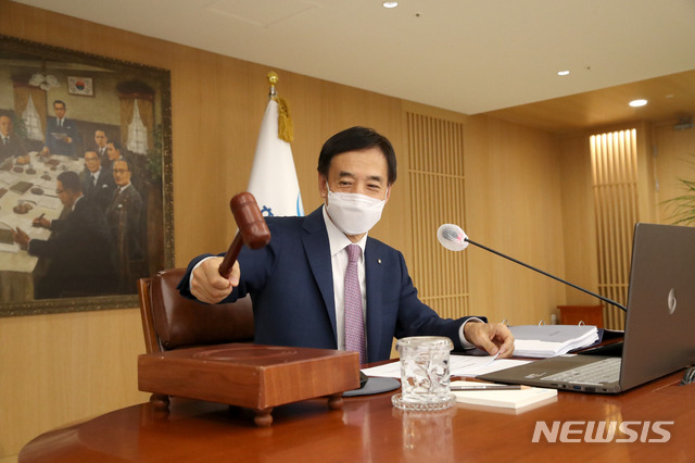 [서울=뉴시스] 이주열 한국은행 총재가 26일 오전 서울 중구 한국은행에서 열린 금융통화위원회 본회의에서 회의를 주재하며 의사봉을 두드리고 있다.  (사진=한국은행 제공) 2021.08.26. photo@newsis.com *재판매 및 DB 금지