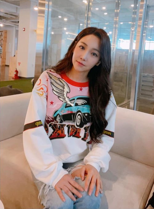 Actor Lee Yoo-ri has delivered a clean routine.Lee Yoo-ri posted two photos on his Instagram on the 26th with a hashtag called #Leeoo-ri # OOTD during shooting.Lee Yoo-ri in the open photo is staring at the camera wearing a colorful print man-to-man T-shirt and a torn Blue Jeans.Meanwhile, Lee Yoo-ri is appearing on the Channel A entertainment program Legend Music Classroom - Lala Land.Photo: Lee Yoo-ri SNS