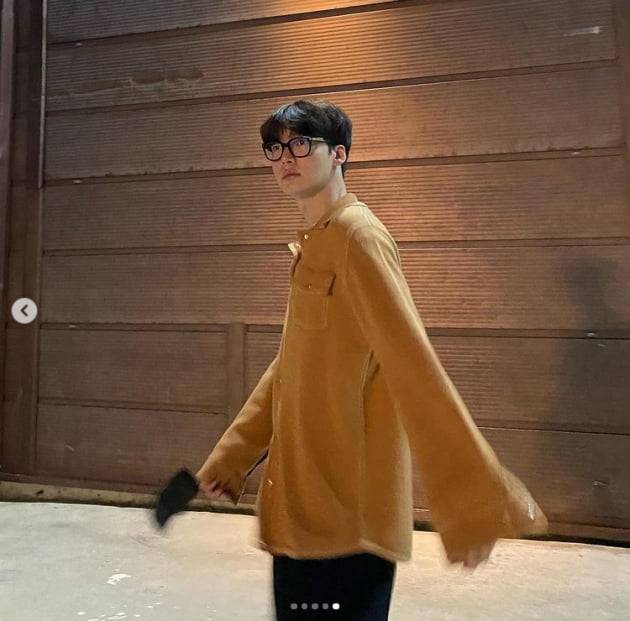 Actor Ahn Jae-hyeun has reported on the latest.Ahn Jae-hyun posted several photos on his instagram on the 26th without any comment.In the open photo, Ahn Jae-hyun poses with an intellectual figure wearing black horn frame glasses.Meanwhile, Ahn Jae-hyun recently returned to the spotlight after about two years of divorce from his ex-wife, Koo Hye-sun, through the Teabing Original Series Spring Camp.Photo: Ahn Jae-hyun SNS