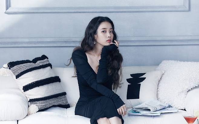 아이유(사진=웨이브)