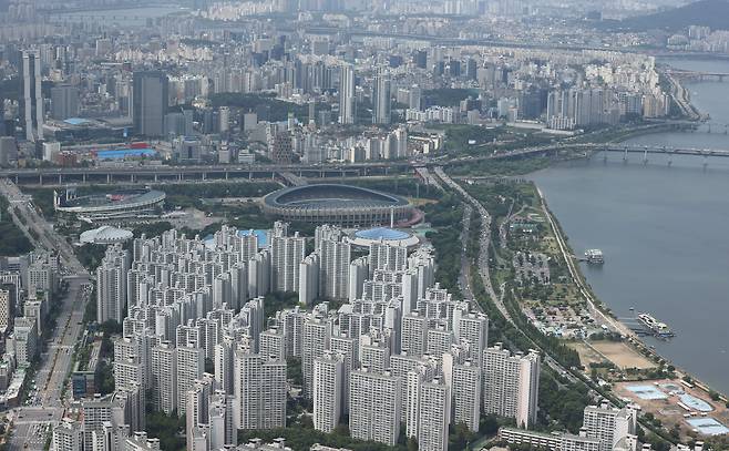 18일 오전 서울 송파구 롯데월드타워 전망대 서울스카이에서 바라본 서울 송파구, 강남구 아파트 단지 모습. 2021.8.18/연합뉴스