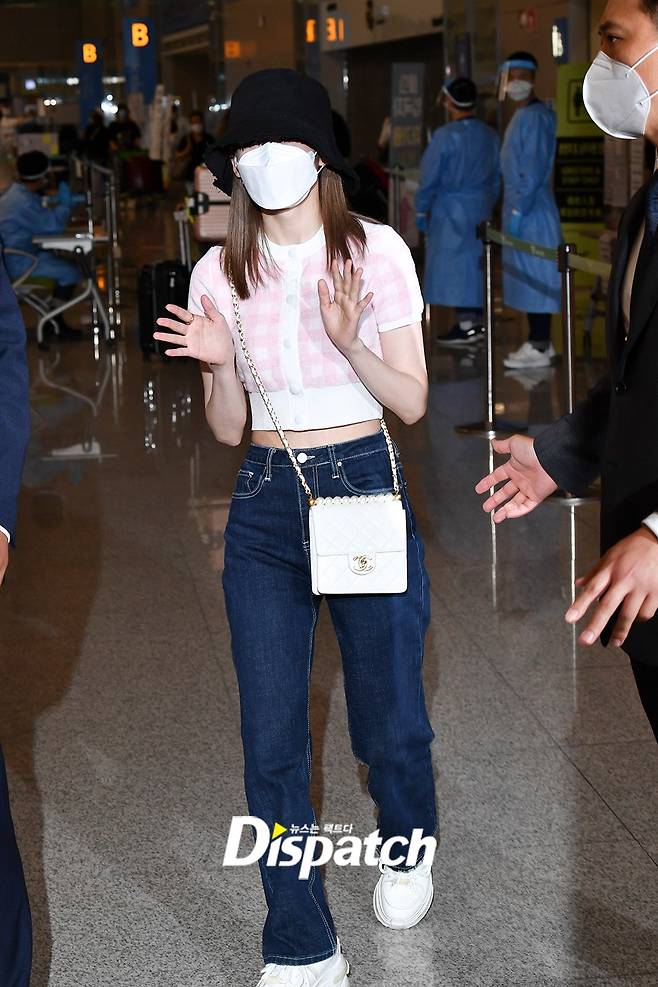DispatchSakura waved to reporters and fans and said Nice greetings.On the other hand, Miyawaki Sakura has been working as a project group IZ*ONE both in Korea and abroad.After the two-and-a-half-year exclusive contract with CJENM, he ended his official activities and left for Japan after April 28th.