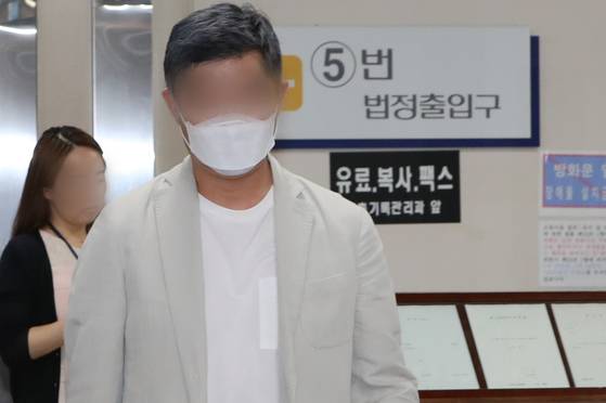 사학법인 웅동학원 관련 허위 소송과 채용 비리 등의 혐의를 받고 있는 조국 전 법무부장관 동생 조모씨가 지난 2020년 7월 1일 서울 서초동 서울중앙지방법원에서 열린 특정경제범죄가중처벌법상 배임 등 공판기일에 출석하고 있다. [뉴스1]