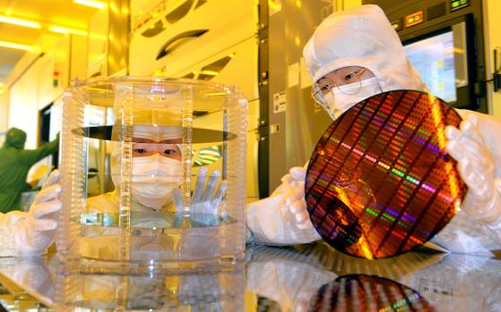 나노종합기술원 연구원이 12인치 반도체 테스트베드를 활용하여 제작한 40나노급 패턴웨이퍼를 선보이고 있다. 김성태 객원기자