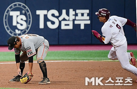 한화 이글스 내야수 김태연(왼쪽)이 27일 고척 키움 히어로즈전에서 8회말 수비 실책을 기록하고 있다. 사진(서울 고척)=김영구 기자