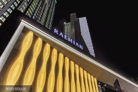 서초구 래미안리더스원아파트 문주 야경 [삼성물산 제공]