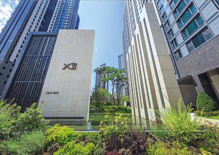 입식 문주형태. 높이 10m 의 열주가 입구부터 단지 중앙으로 이끄는 역할을 한다. 사진은 서초그랑자이 [GS건설 제공]