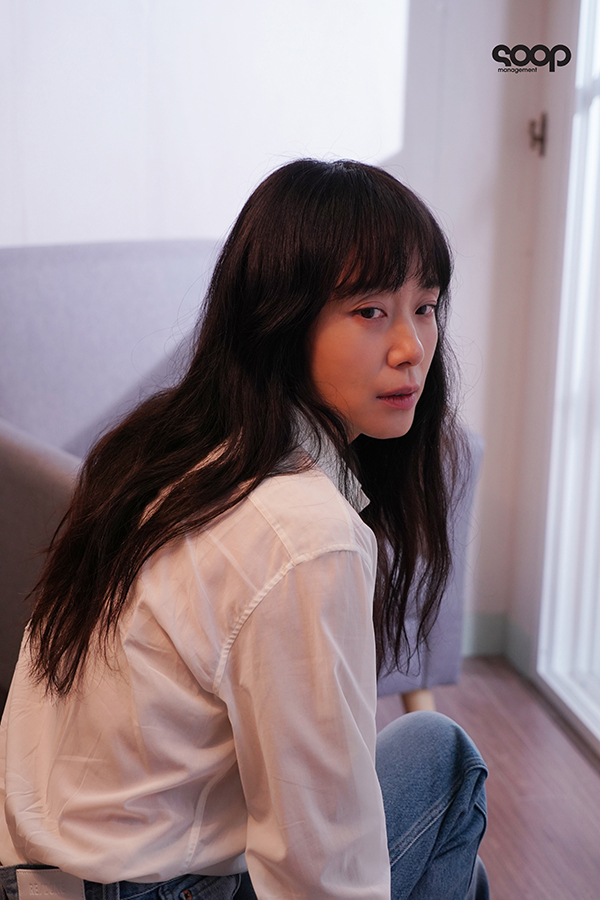 Even the atmosphere of the shooting scene of Jeon Do-yeon was released.The JTBC 10th anniversary special project No Longer Human, which is scheduled to be broadcasted on September 4th, tells the story of ordinary people who have been doing their best to light, realizing that they have not been anything in the middle of life.Jeon Do-yeon played the role of a ghostwriter who wanted to become a writer in the drama.Negation is a person who has done his best but has lost his reason for life in face of himself who failed on the downhill of life.The appearance of the poster of Jeon Do-yeon, which reminded me of a drama just by existence, was a negative character itself.I freely expressed various emotional changes of denial that live with the pain of the emptiness and loneliness, and the expression of the faint and lonely injustice, in a short time.As I chose No Longer Human as my first return to Drama in five years, this is why I am already waiting for the wide acting of Jeon Do-yeon to be shown through this drama.No Longer Human is the first drama production directed by director Huh Jin-ho of the Korean melodrama film, which has produced numerous masterpieces such as the movie Astronomy, Deok Hye-ong, Spring Day Goes and August Christmas.