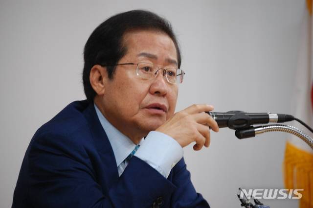 [인천=뉴시스] 김동영 기자 = 대선 출마를 공식 선언한 홍준표 국민의힘 의원이 18일 오후 인천 남동구 국민의힘 인천시당을 찾아 당원들과 간담회를 하고 있다. 2021.08.18. dy0121@newsis.com