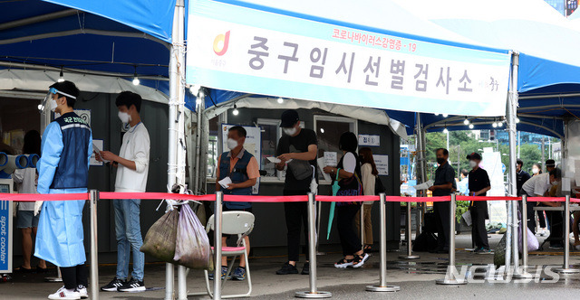 [서울=뉴시스] 이영환 기자 = 코로나19 신규 확진자가 1841명 발생한 27일 오전 서울 중구 서울역광장에 마련된 임시선별검사소에서 시민들이 검사를 받기위해 대기하고 있다. 2021.08.27. 20hwan@newsis.com