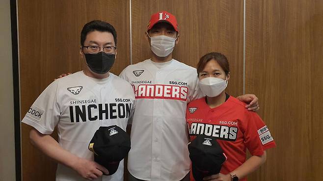 계약 완료 후 기념 촬영을 하는 윤태현 가족