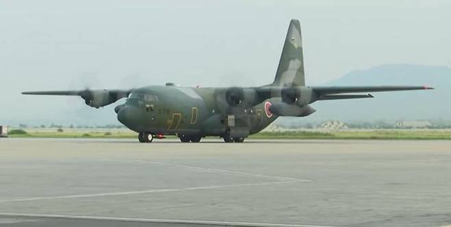 일본 항공자위대 C-130 수송기가 지난 25일 일본인과 일본 협력자 수송작전을 위해 아프가니스탄 인접 파키스탄 이슬라마바드공항에 착륙하고 있다. 26일 아프간 카불공항에 투입했으나 대피 희망자가 공항에 모이지 않아 이슬라마바드공항으로 귀환했다. 유튜브 캡처