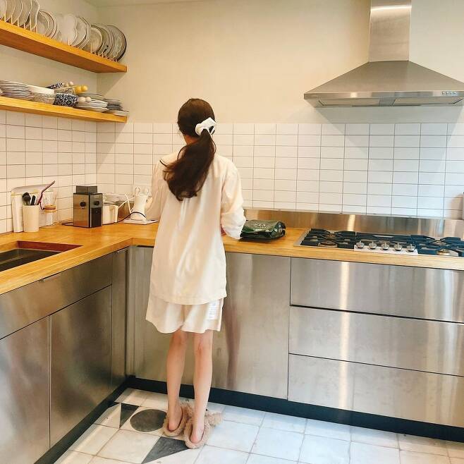 Jung Ryeo-won posted a picture on his Instagram on the 27th with an article called stay home.Jung Ryeo-won in the public photo is taking something out of the house The Kitchen.Jung Ryeo-won then sits on the floor of The Kitchen and looks at Cat affectionately.Along with the appearance of The Kitchen reminiscent of a luxury restaurant, the visuals captured the sight of the viewers during Jung Ryeo-won.Meanwhile, Jung Ryeo-won debuted in 2000 as a group shakra, and has been steadily active as an actor since 2005 Drama My Name is Kim Sam Soon.Photo: Jung Ryeo-won Instagram