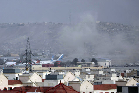 지난 26일 폭탄 테러로 연기가 피어오르는 카불 공항 (사진=AP Photo/뉴시스)