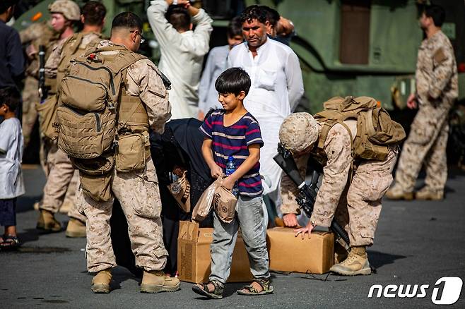 아프가니스탄 카불 공항에서 미군이 피난민들에게 음식을 나눠주고 있다. © AFP=뉴스1 © News1 우동명 기자