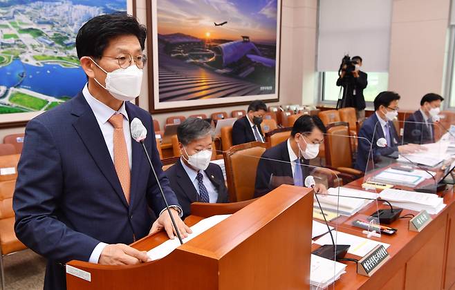 노형욱 국토교통부 장관이 27일 서울 국회에서 열린 국토교통위원회 전체회의에 참석해 결산보고를 하고 있다. /국회사진기자단