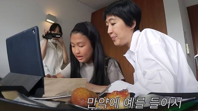 유튜브 '공부왕찐천재 홍진경'에서 홍진경이 딸 라엘을 직접 가르치는 모습.
