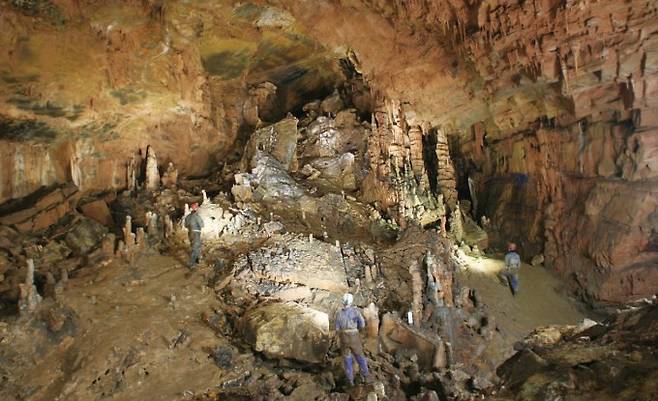 백룡동굴 대광장에 자라고 있는 종유석, 석순과 석주들. 한국동굴연구소 제공