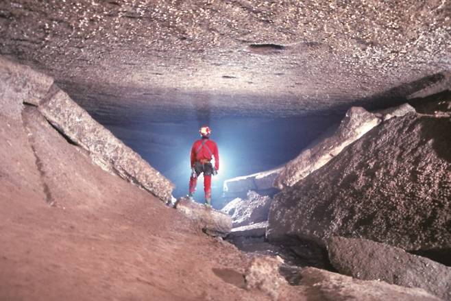 스페인의 석고동굴. 석고라는 암석 광물 내에 만들어졌다. 석고는 석회암보다 빗물에 잘 녹아 동굴이 더 쉽게 만들어진다. 우경식 제공