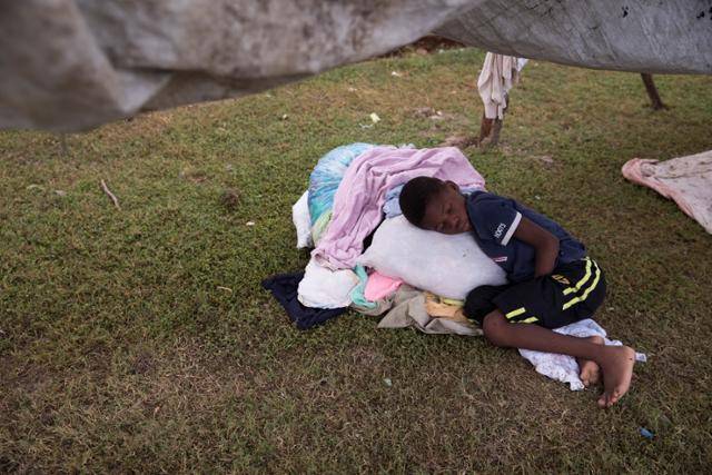 올해 8월 21일 강도 7.2 규모의 강진이 발생한 카리브해 섬나라 아이티에서 한 아이가 집을 잃고 짐에 기대 잠들어 있다. 아이티=EPA 연합뉴스