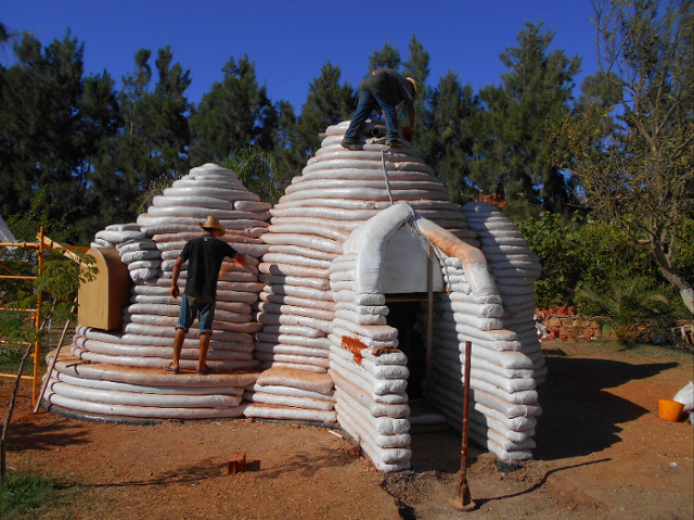 '어스백 하우스'는 주변에 있는 모래와 흙을 이용해 누구나 쉽고 빠르게 지을 수 있다. 칼어스 홈페이지 캡처