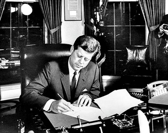 1962년 10월 쿠바 미사일 위기 당시 해상봉쇄 명령에 서명하는 존 F. 케네디 대통령. [JFK도서관]