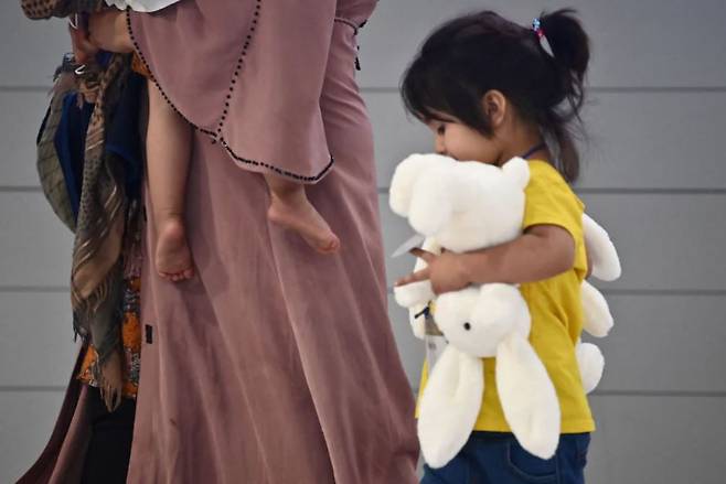 인형을 들고 국내로 입국하는 아프간 소녀. 워싱턴 포스트 캡처