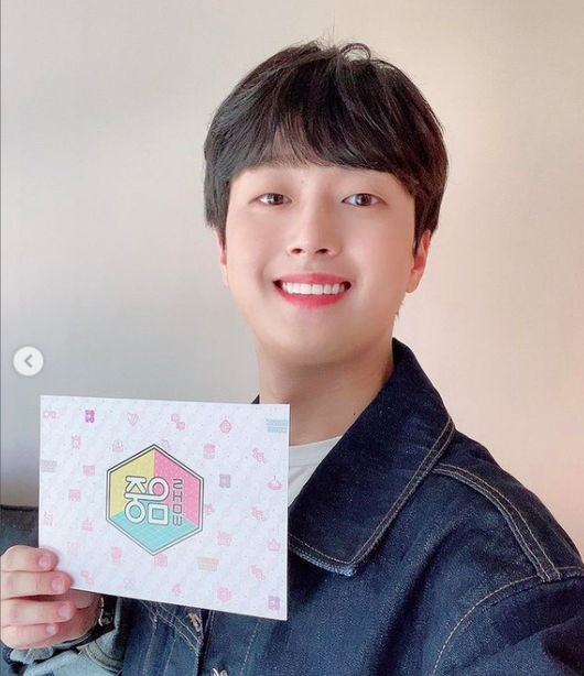 Singer Lee Chan-won continues his activities as a music center in the TV CHOSUN Colcenta of Love.Lee Chan-won posted a selfie on her agencys official SNS on Friday.Lee Chan-won is building a bright Smile with a script for MBCs Show! Music Center: Lee Chan-wons even teeth and white teeth are attractive.The refreshing glamour of Lee Chan-won in a denim jacket stands out.Lee Chan-won will perform a new song Convenience Store through various online music sites at 6 pm on the 25th
