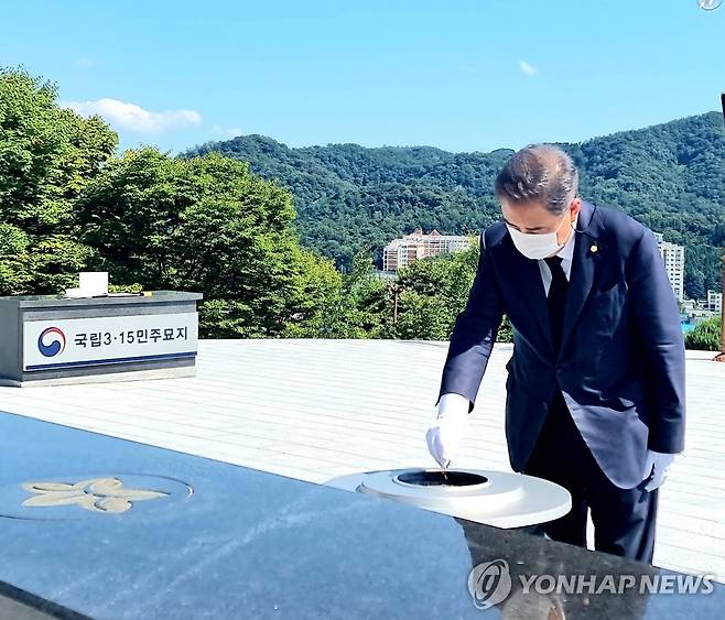 3·15 민주묘지 찾은 박진 후보 (서울=연합뉴스) 국민의힘 박진 대선 경선 예비후보가 28일 오전 경남 창원시 마산회원구 국립 3·15 민주묘지를 방문해 분향하고 있다. 2021.8.28 [박진 캠프 제공. 재판매 및 DB 금지] photo@yna.co.kr