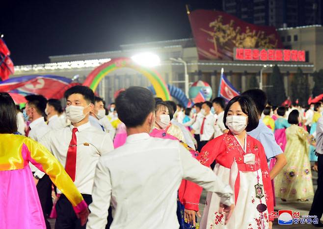 북한이 ‘청년절’(8월28일)을 맞아 28일 수도 평양의 김일성광장에서 청년학생들의 야회가  진행됐다고 조선중앙통신이 29일 보도했다(사진=평양 조선중앙통신/연합뉴스).