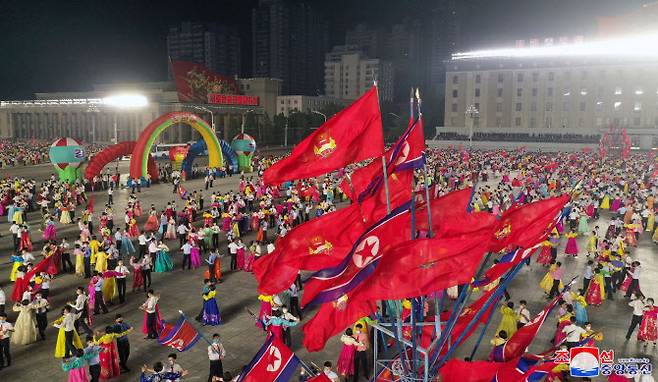 북한이 ‘청년절’(8월28일)을 맞아 28일 수도 평양의 김일성광장에서 청년학생들의 야회가  진행됐다고 조선중앙통신이 29일 보도했다(사진=평양 조선중앙통신/연합뉴스).