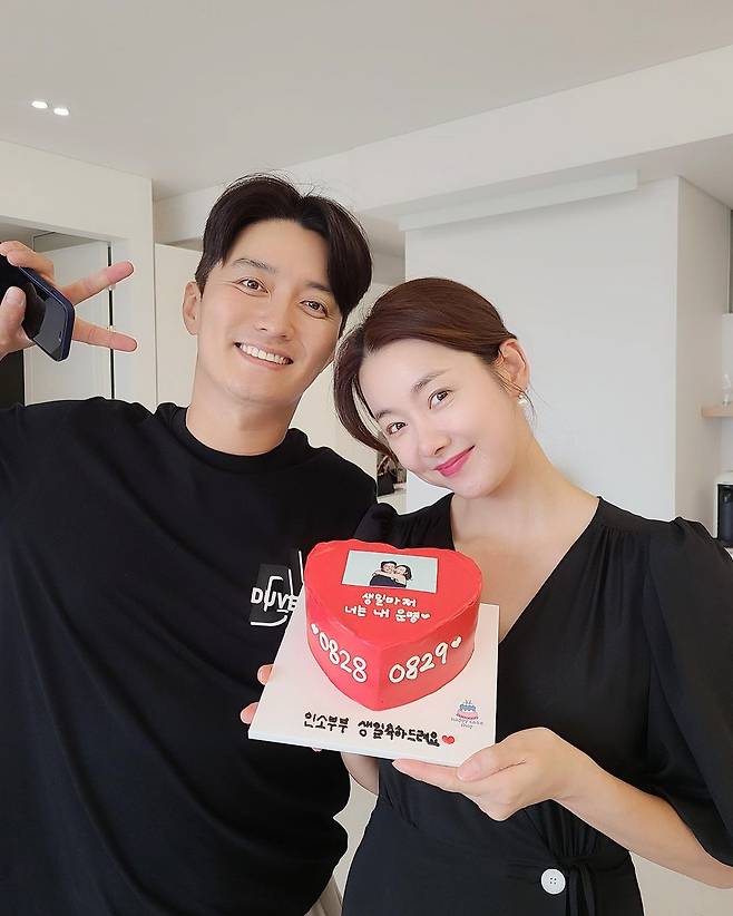 Actor So Yi-hyun celebrates birthday with Husband In Gyo-jinSo Yi-hyun said through his SNS on the 29th, The next day of my birthday, I will always celebrate my birthday first and celebrate later.I love you twice as much as Haha and twice as much as I love you because you are my Husband. Thank you and thank you for your congratulations.I have posted several photos with the article It is a bag bread.In the photo, In Gyo-jin and So Yi-hyun, who had a birthday by one day, were shown.In Gyo-jin So Yi-hyun and his daughter So-eun celebrate each others birthday together with Haha. The two happy-looking figures stand out.In particular, the Cake received by the two people is accompanied by a Cake model of a luxury bag, which attracts attention. The Cake also contains a sense of really accept it by the teacher.Meanwhile, Actor So Yi-hyun, In Gyo-jin, married in 2014, has two daughters.So Yi-hyun is currently appearing on KBS2 daily drama Red Shoes.