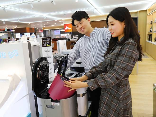 롯데하이마트 메가스토어 잠실점에서 모델들이 제품을 선보이는 모습. 사진 제공=롯데하이마트